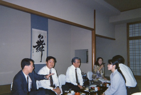 【1993년 일본으로 이한식 교수 초빙 (Dr. Ohwada)】 임경수가 일본에서 연수를 하던 중 이한식 교수(왼쪽에서 두번째)를 직접 일본으로 초빙해 일본의 응급의료를 직접 확인할 수 있는 모임을 주선했다. 당시에도 모든 경비를 Dr. Ohwada(왼쪽에서 세번째)가 부담했다.
