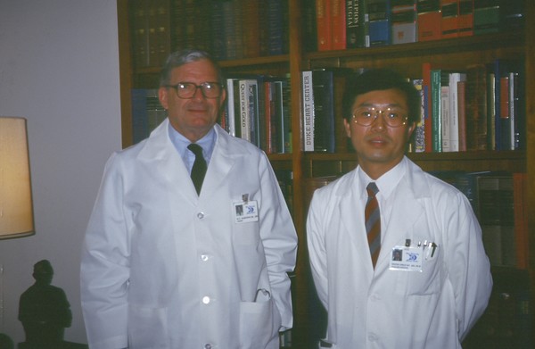 외과 교과서를 지은 저자 세비스턴 교수(왼쪽)와 기념사진을 찍은 고영관 교수