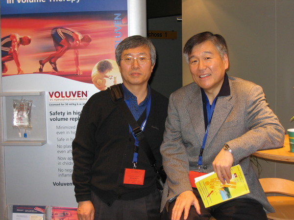 고대안암병원 홍윤식 교수(왼쪽)와 함께 해외 연수를 갔던 고영관 교수